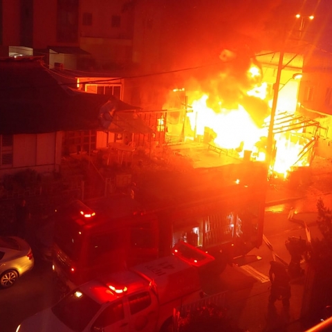 שריפה פרצה במחסן ברח' הזוהר בפתח תקווה (וידיאו) - חדשות בפתח תקווה