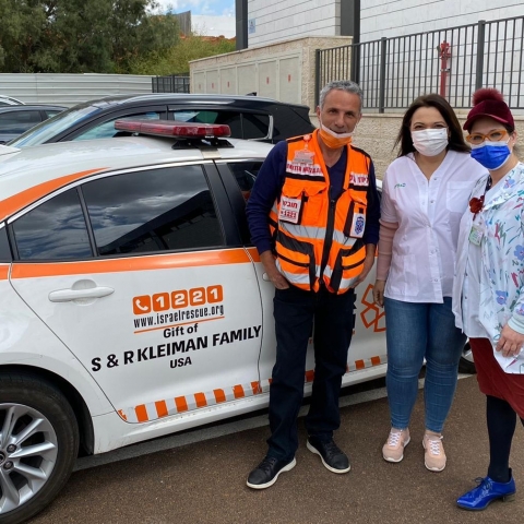 מבצע לוגיסטי לחסן נגד קורונה חולים שמרותקים לביתם בשל מצבם הרפואי - בריאות בפתח תקווה