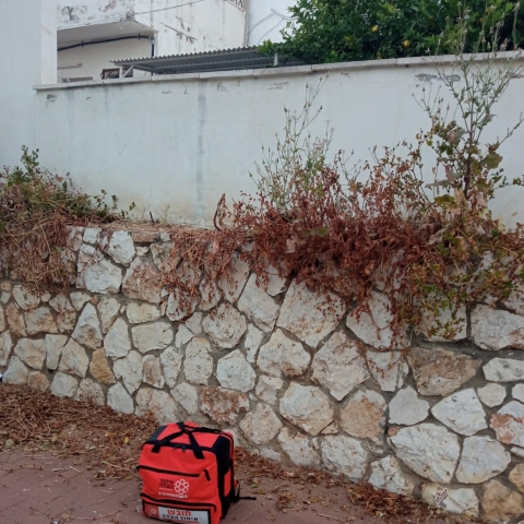 ילד בן 6 נפל מגדר בחצר ביתו בגובה של 2 וחצי מטרים - מצבו בינוני - חדשות בפתח תקווה