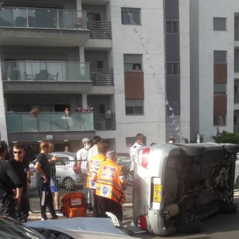 2 נפגעים כתוצאה מהתהפכות רכבם בדגל ראובן - חדשות בפתח תקווה