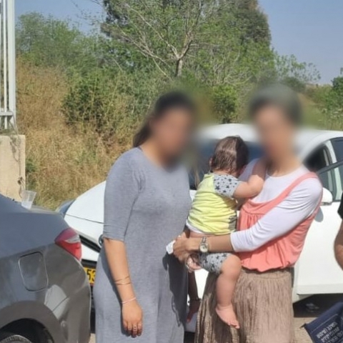 נתנה לתינוק לשחק עם המפתחות והוא נעל את עצמו ברכב - חדשות בפתח תקווה