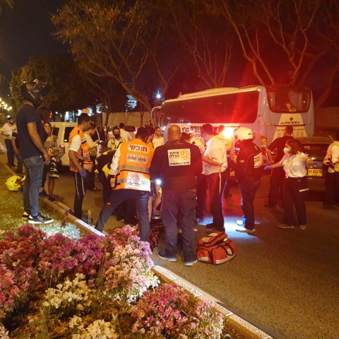 הולכת רגל בת 20 נפגעה מרכב ונחבלה בראשה - חדשות בפתח תקווה