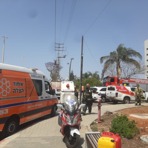 אדם מתבצר עם בלון גז ומיכל דלק  בכניסה למשרד הביטחון (וידיאו) - חדשות בפתח תקווה