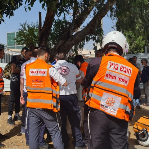 אדם נדקר במהלך קטטה בדרך ז'בוטינסקי סמוך לצומת גהה בפתח תקווה - חדשות בפתח תקווה