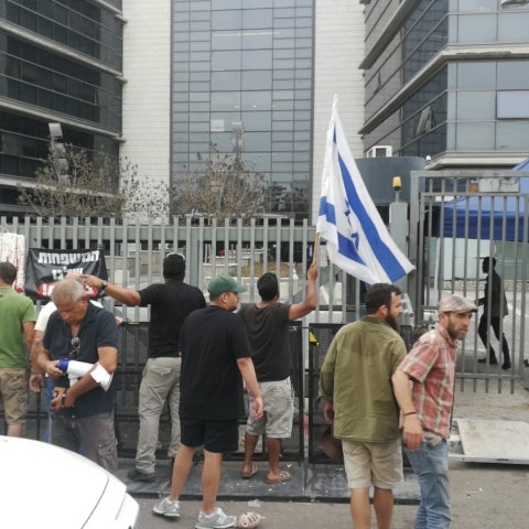 במהלך מפגן תמיכה גדול בהלומי הקרב, הלום קרב יוצא מהועדה בוכה ומושפל: "הרופא בוואטסאפ" (וידיאו) - חדשות בפתח תקווה