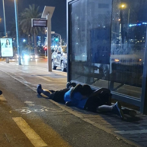 ''ראיתי את הטילים מעלי ואת המוות": הלכו ברח' הרב מלכה ותפסה אותם האזעקה ללא יכולת להסתתר (וידיאו) - חדשות בפתח תקווה