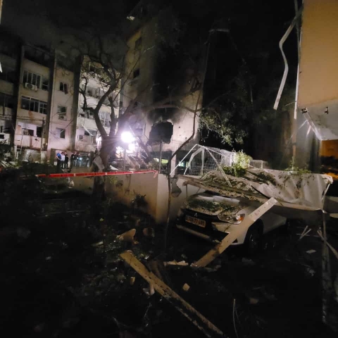 היום שאחרי: דיירי הבניינים שנפגעו מפגיעת הטיל פונו למקומות שהייה אחרים (וידיאו) - חדשות בפתח תקווה