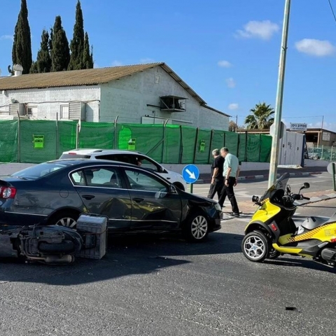 רוכב אופנוע נפצע קשה מפגיעת רכב באזור התעשייה סגולה - חדשות בפתח תקווה
