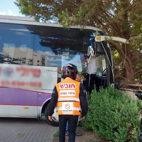נהג אוטובוס נפצע קל לאחר שאיבד שליטה ופגע במשאית (וידיאו) - חדשות בפתח תקווה