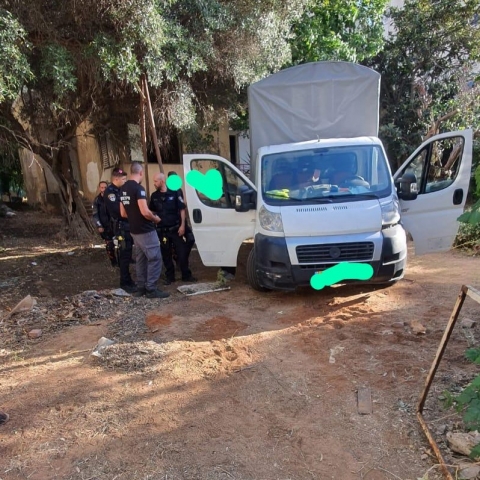 נהג משאית ועובד נלכדו לאחר שהשליך פסולת בכפר גנים ג' - חדשות בפתח תקווה