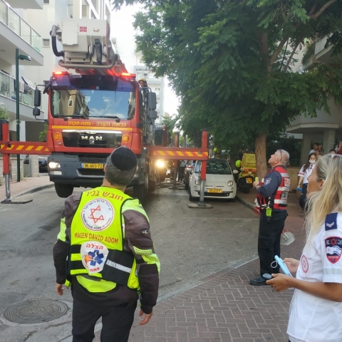 שריפה פרצה במרפסת דירה בבניין מגורים ברח' ראב בפתח תקווה (וידיאו) - חדשות בפתח תקווה