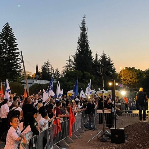  2 הפגנות: אחת נגד הצטרפות ח"כ אורבך לממשלה, השנייה בעד. - חדשות בפתח תקווה