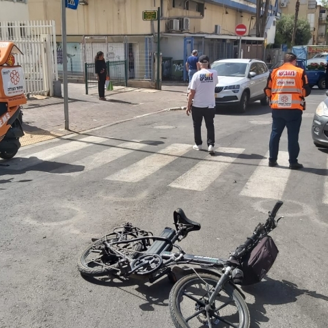 רוכב אופניים חשמליים נפצע בינוני בתאונת דרכים ברחוב הס בפתח תקווה - חדשות בפתח תקווה