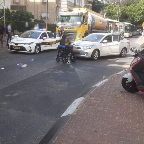  חצה כביש בכסא גלגלים ונפגע מרכב - חדשות בפתח תקווה