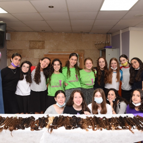 מבצע צמה של עוצמה: 85 צמות של תלמידות  אולפנית אמית ישורון נתרמו לעמותה המעניקה פאות לחולות סרטן - מעשים טובים בפתח תקווה