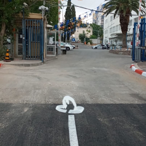 אלמונים ציירו איבר מין זכרי בכניסה לתחנת משטרת פתח תקווה - חדשות בפתח תקווה