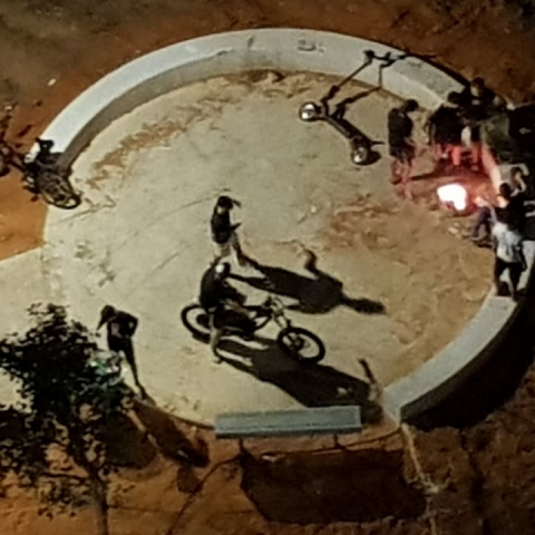 בני נוער הבעירו מדורה בפארק הדרומי בנווה גן בקרבת בנייני מגורים - חדשות בפתח תקווה