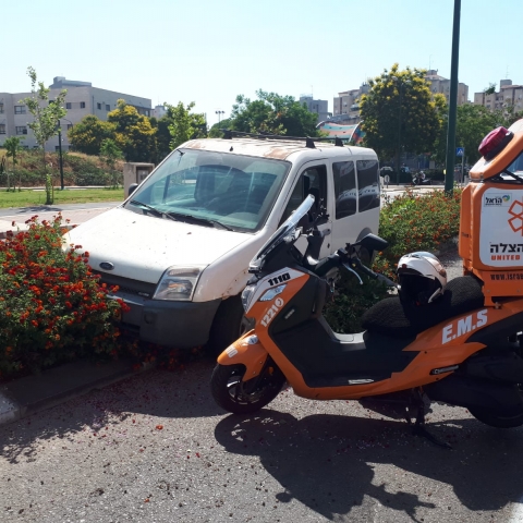 נהג רכב איבד את ההכרה במהלך הנסיעה - מצבו אנוש - חדשות בפתח תקווה