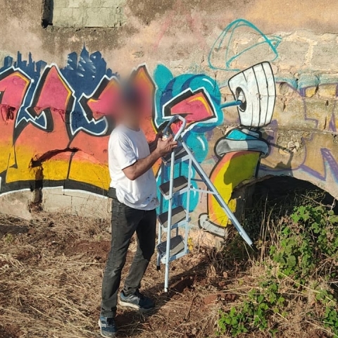 תושב בני ברק ריסס בגרפיטי קיר מבנה עתיק בפתח תקווה - חדשות בפתח תקווה