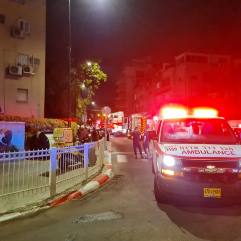 2 פצועים בשריפה ברחוב קיש בפתח תקווה (וידיאו) - חדשות בפתח תקווה