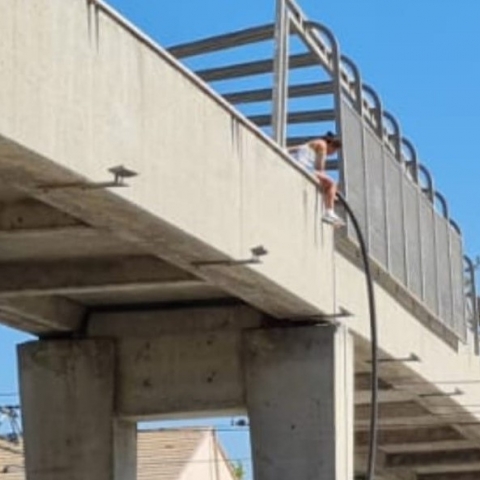הנערה על הגשר איימה וקפצה - חדשות בפתח תקווה
