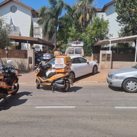 בן 71 נפצע קשה לאחר שעלה על גג תקרה אקוסטית שקרסה (בתוך ביתו) ונפל מגובה 7 מטר - חדשות בפתח תקווה