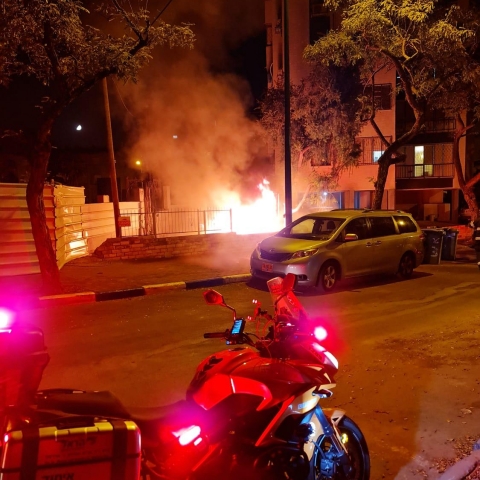 רכב עלה באש ברח' כץ בפתח תקווה (וידיאו) - חדשות בפתח תקווה