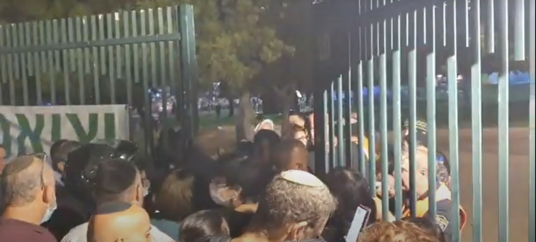 עומס כבד בהופעה של אברהם פריד: מאות אנשים שרכשו כרטיסים נותרו בחוץ (וידיאו) - חדשות בפתח תקווה