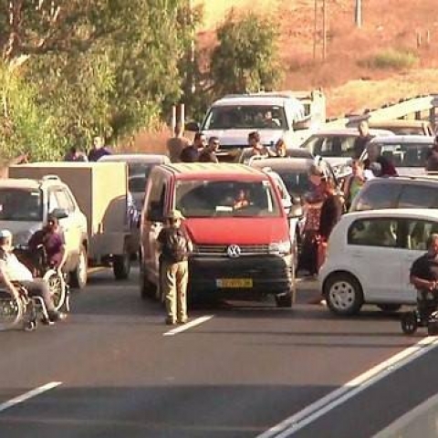 מפגינים ממחאת הנכים הפגינו בצומת סגולה. - חדשות בפתח תקווה