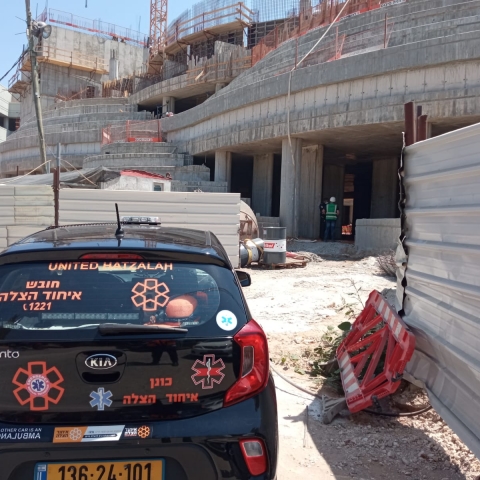 פועל נפל מגובה באתר בנייה בבית עלמין ירקון בפתח תקווה - חדשות בפתח תקווה