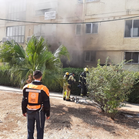 שריפה במבנה מגורים ברח' כצנלסון בפתח תקווה, הדיירים פונו - חדשות בפתח תקווה