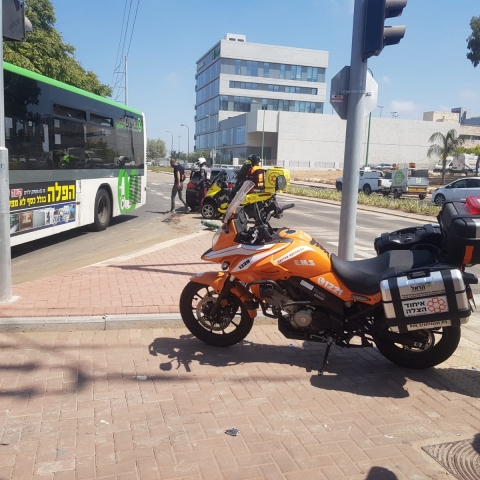 2 נפגעים בתאונה ברח' יגע כפיים בפתח תקווה - חדשות בפתח תקווה