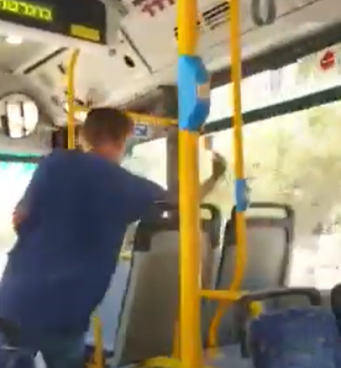 צפו: ניפץ בפטיש את חלונות האוטובוס (וידיאו) - חדשות בפתח תקווה