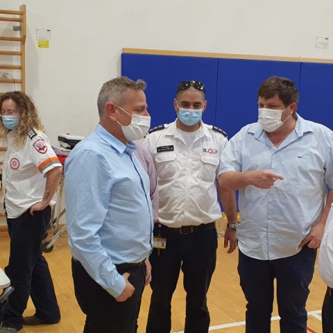 שר הבריאות וראש העירייה סיירו במתחם החיסונים בנווה גן - חדשות בפתח תקווה