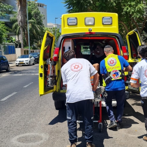 פועל נפצע בינוני מפגיעת חפץ כבד במהלך עבודות שיפוצים - חדשות בפתח תקווה