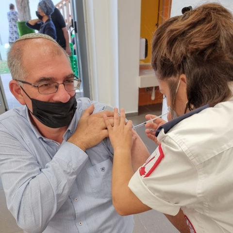 תושב פתח תקווה, ח"כ ניר אורבך התחסן בחיסון ה-3 וקרא לציבור "להציל חיים" - חדשות בפתח תקווה