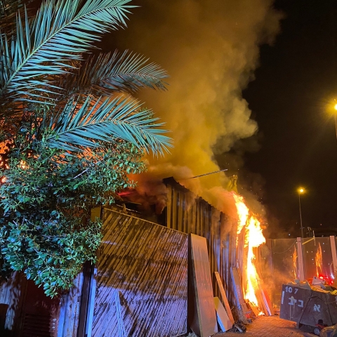 צפו: שריפה פרצה במחסנים ונגרייה, סמוך לבית פרטי וקרוואנים (וידיאו) - חדשות בפתח תקווה
