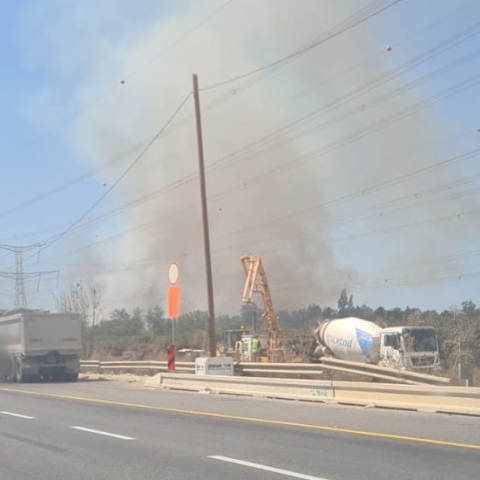 שריפות ב-2 מוקדים: באזור צומת ירקונים ובקרית אריה סמוך לפסי הרכבת בדרך אם המושבות - חדשות בפתח תקווה