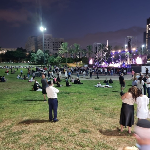 כיבוד לאלף איש ויותר - מופע של ליאור נרקיס ותושבים לא הגיעו אז גייסו את עובדי העירייה (וידיאו) - חדשות בפתח תקווה