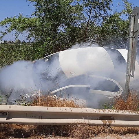 רכב עלה באש בכביש 471, הנהג חילץ את עצמו (וידיאו) - חדשות בפתח תקווה