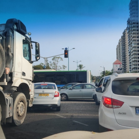 פתיחת שנת הלימודים: עומסי תנועה כבדים בז'בוטינסקי - חדשות בפתח תקווה