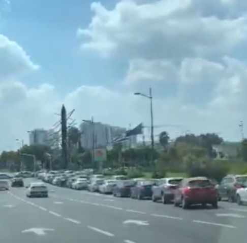 גם בחג: פקקים ארוכים למתחם בדיקות הקורונה באצטדיון (וידיאו) - בריאות בפתח תקווה