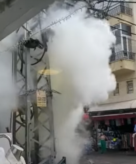 בשל פיצוץ שנאי בעמוד חשמל ברח' חובבי ציון, הפסקת חשמל בחנויות ברחוב (וידיאו) - חדשות בפתח תקווה