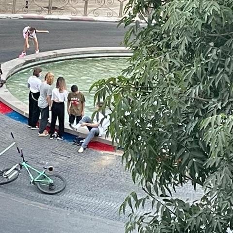 צפו: מול המקווה המשודרג בריכת טרמפ הפכה למקלחת ציבורית (וידיאו) - חדשות בפתח תקווה