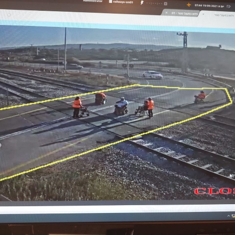קבוצת נכים חסמו את פסי הרכבת בעתלית - עיכובים ברשת הרכבות - תחבורה בפתח תקווה