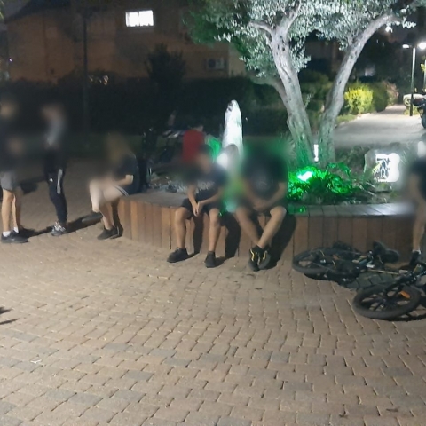 עשרות דוחות חולקו לבני נוער בשל מפגעי רעש, רכיבה פרועה על אופניים חשמלים וונדליזם - חדשות בפתח תקווה