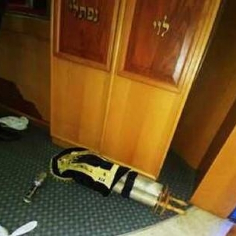 פרצו לבית כנסת וביזו ספרי תורה - חדשות בפתח תקווה