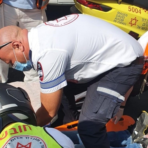 רוכב קורקינט חשמלי נפצע בינוני במהלך רכיבה ברח' רוטשילד בפתח תקווה - חדשות בפתח תקווה