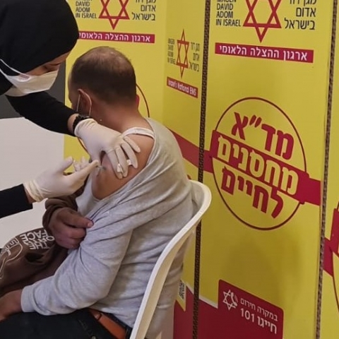 הגיעו למתחם חיסונים בפתח תקווה, לקחו אישור על חיסון וניסו להימלט ללא קבלת החיסון - חדשות בפתח תקווה