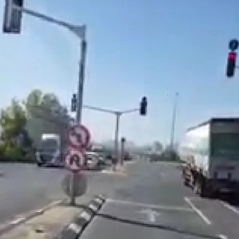 יותר מ-500 דוחות חולקו בשנת 2024 לנהגים שחצו רמזור אדום בפתח תקווה - חדשות בפתח תקווה